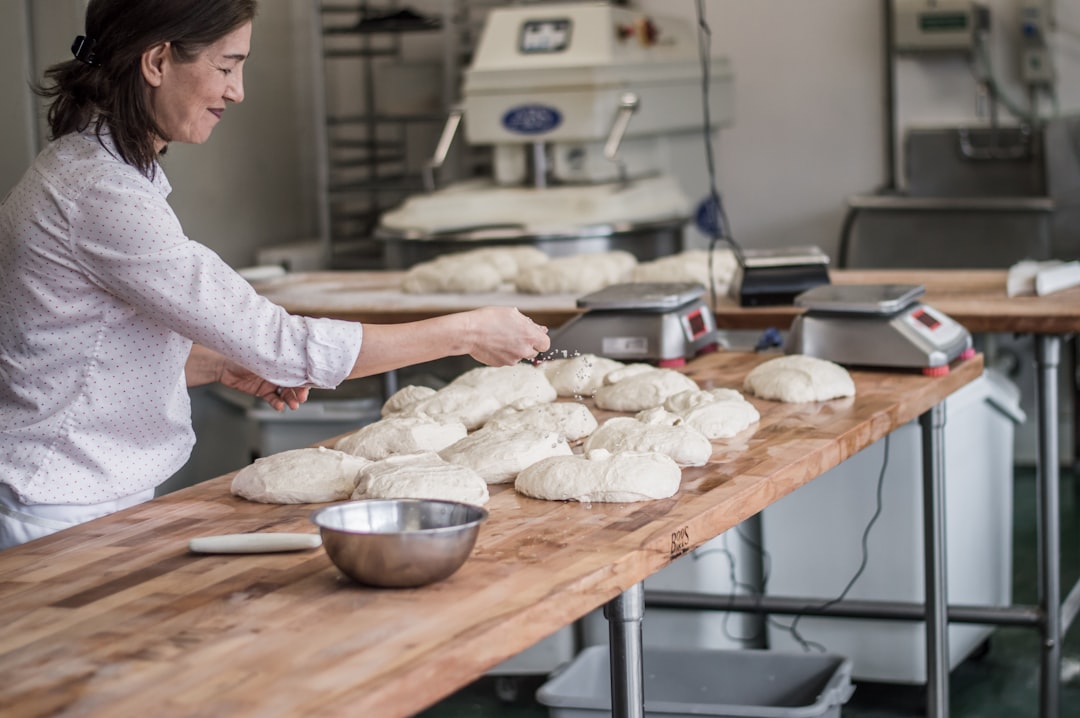 Bakery and Snack Packaging: Engineering for Grease, Moisture, and Stack Strength